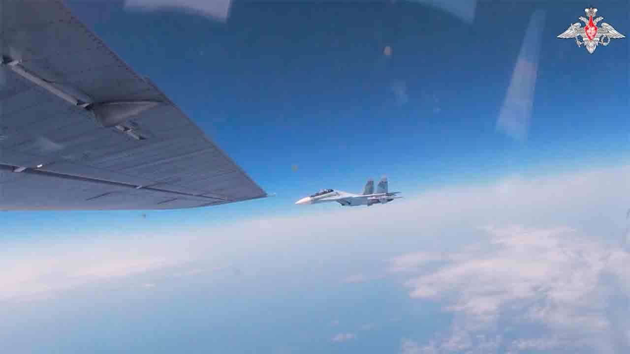 Russische strategische Tu-95MS-bommenwerpers vliegen over de Barentszzee