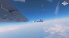 Russische strategische Tu-95MS-bommenwerpers vliegen over de Barentszzee