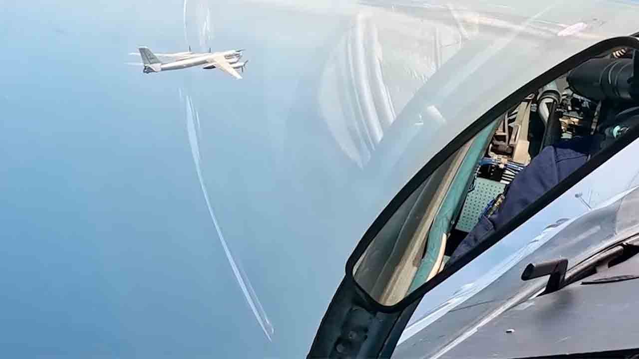 Rosyjskie strategiczne bombowce Tu-95MS nad Morzem Barentsa