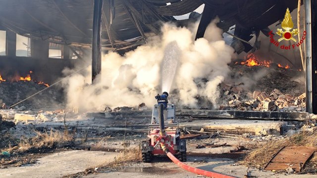 Teano, rogo in azienda rifiuti: bonifica ancora in corso, diossine oltre la soglia (19.08.25)