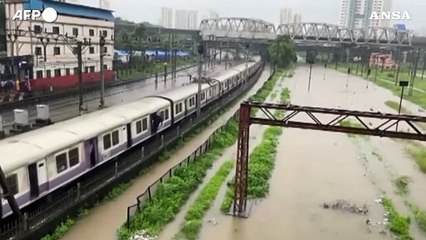 India, disagi a Mumbai per le alluvioni in corso sul Paese