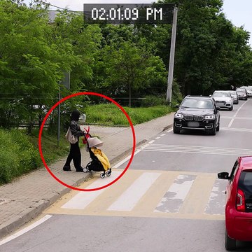 Kind driver stops the traffic to help this mom cross the road 🥹