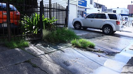 Materia fecal y grasa desborde de cloaca e inundan casa y calles