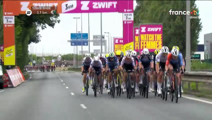 Etape 3 : Demi Vollering prise dans une chute dans le final