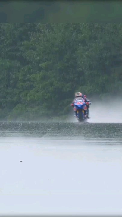 Esta ultrapassagem, freando lá dentro e debaixo de chuva, não é para qualque um,ou qualquer uma!