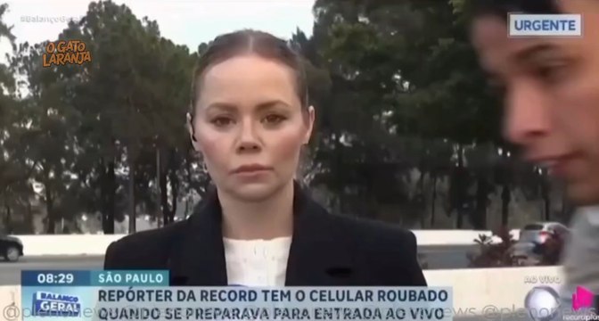 Repórter da Record TV tem celular roubado durante preparação para entrada ao vivo em São Paulo