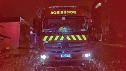 Churrasqueira pega fogo duas vezes e bombeiros correm no Bairro Santo Onofre em Cascavel