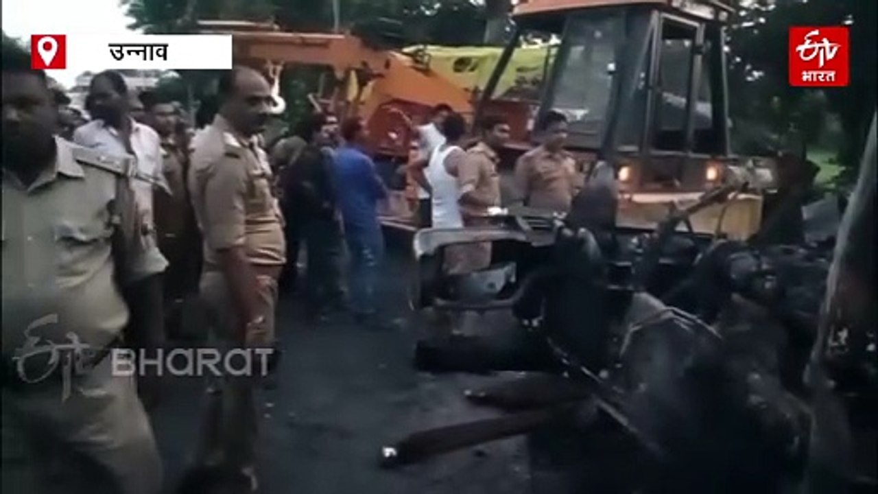 उन्नाव में भीषण हादसा ; केमिकल लदे डीसीएम और डंपर में भिड़ंत के बाद भड़की आग, तीन लोग जिंदा जले