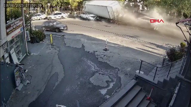 Nevşehir'de freni patlayan kamyon park halindeki araçlara çarpıp, su kanalına devrildi