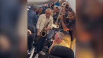 Una banda de jazz ameniza con música el retraso de un vuelo a los pasajeros