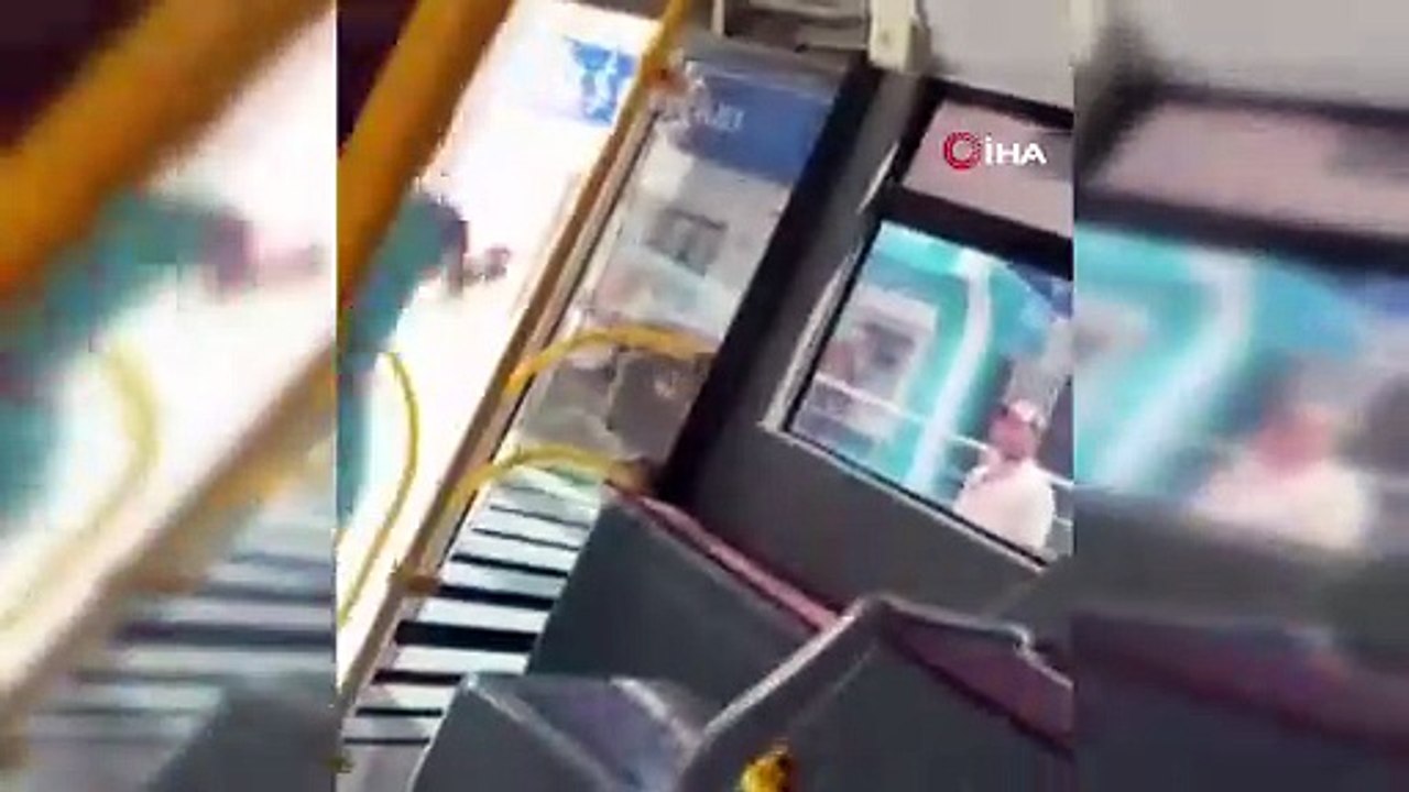 Otobüs şoförü ile yolcu arasında kavga çıktı! Biber gazı ortalığı karıştırdı...