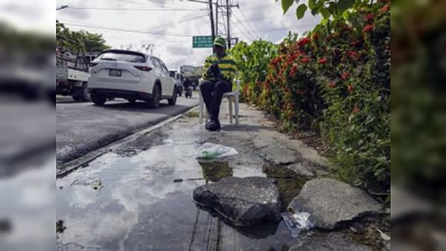 Aceras en mal estado y fuga de agua en la Buenaventura Freites