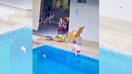Babasının dalgınlığından faydalanan küçük çocuk az kalsın havuzda boğuluyordu! O anlar kamerada