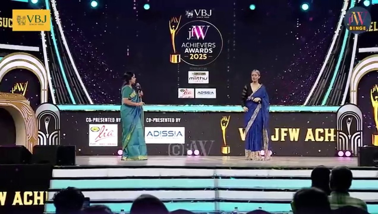 1000104084Deepa Venkat Live Dubbing For Simran  Simran Recreates Vaaranam Aayiram On  Stage Nayanthara |  Devayani