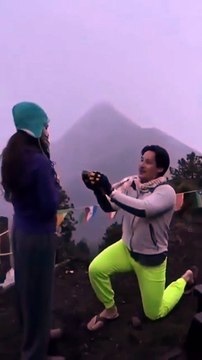 Vulcão na Guatemala entra em erupção após pedido de casamento