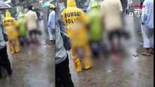 मुसळधार पावसात कानात इअरफोन्स