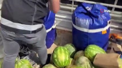 Karpuz yüklü kamyondan çıkanlar ''pes'' dedirtti