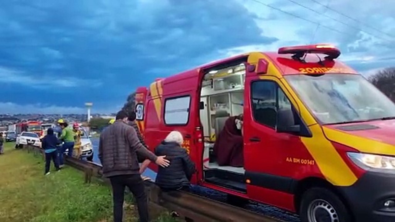 Dois acidentes no mesmo local mobiliza equipes do Corpo de Bombeiros na BR-277, em Cascavel