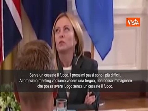 Meloni alza occhi al cielo mentre Merz spiega a Trump guerra in Ucraina, espressione diventa virale