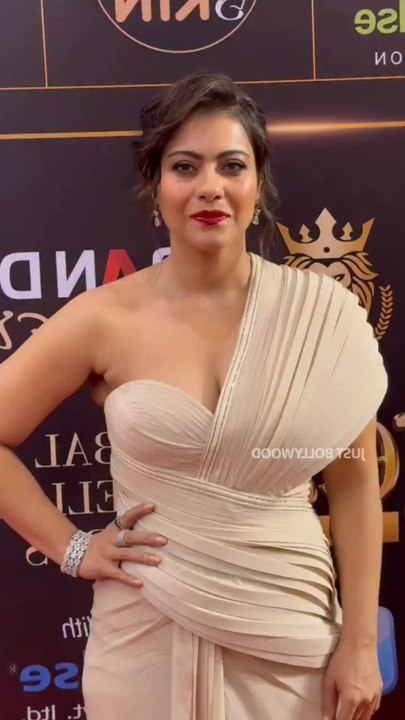 Bollywood Actress Kajol Beautiful Dress on Award Show 🔥❤️😍 #kajol #bollywood #actresses #actressreels #actress