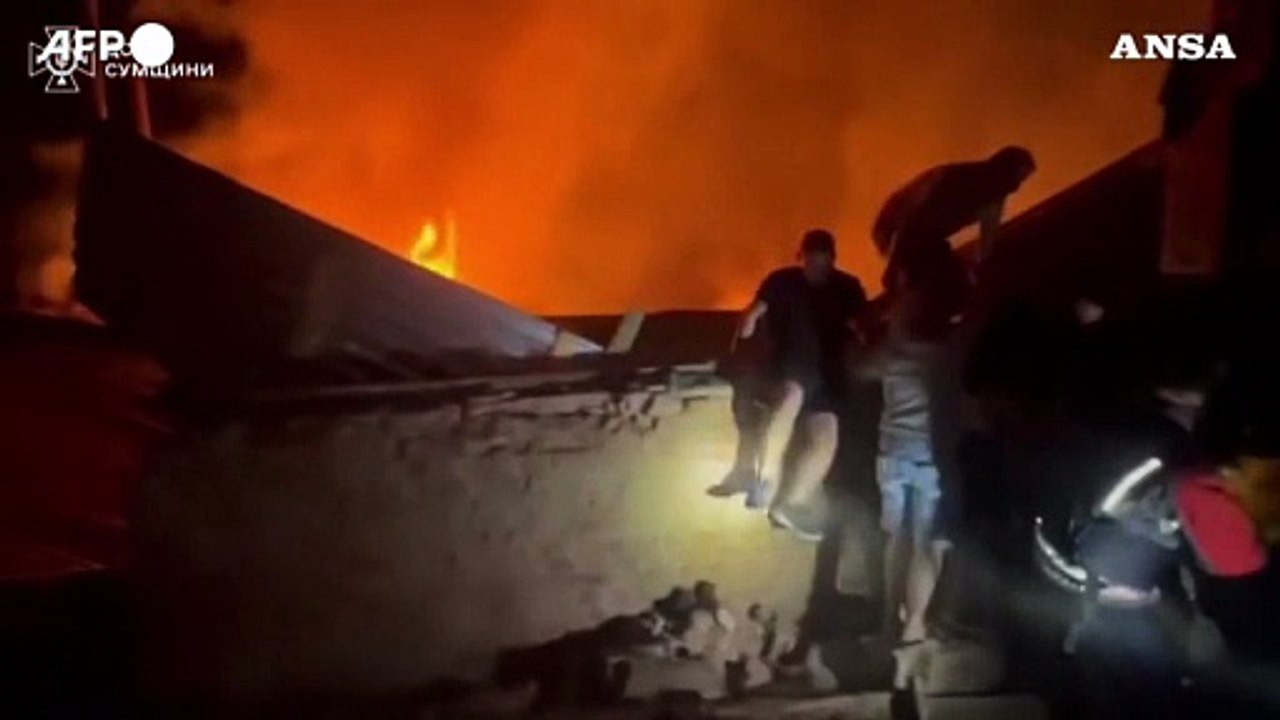 Ucraina, le squadre di emergenza al lavoro dopo un attacco notturno russo sulla citta' di Okhtyrka