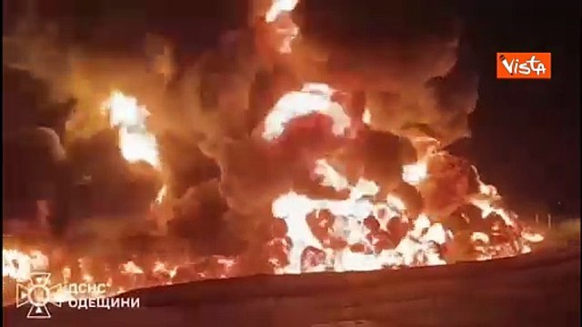 Guerra Ucraina, droni russi colpiscono regione di Odessa. In fiamme impianto produzione carburanti