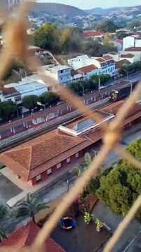 Vídeo impressionante flagra colisão entre trem e carreta de gás; pedestre escapa