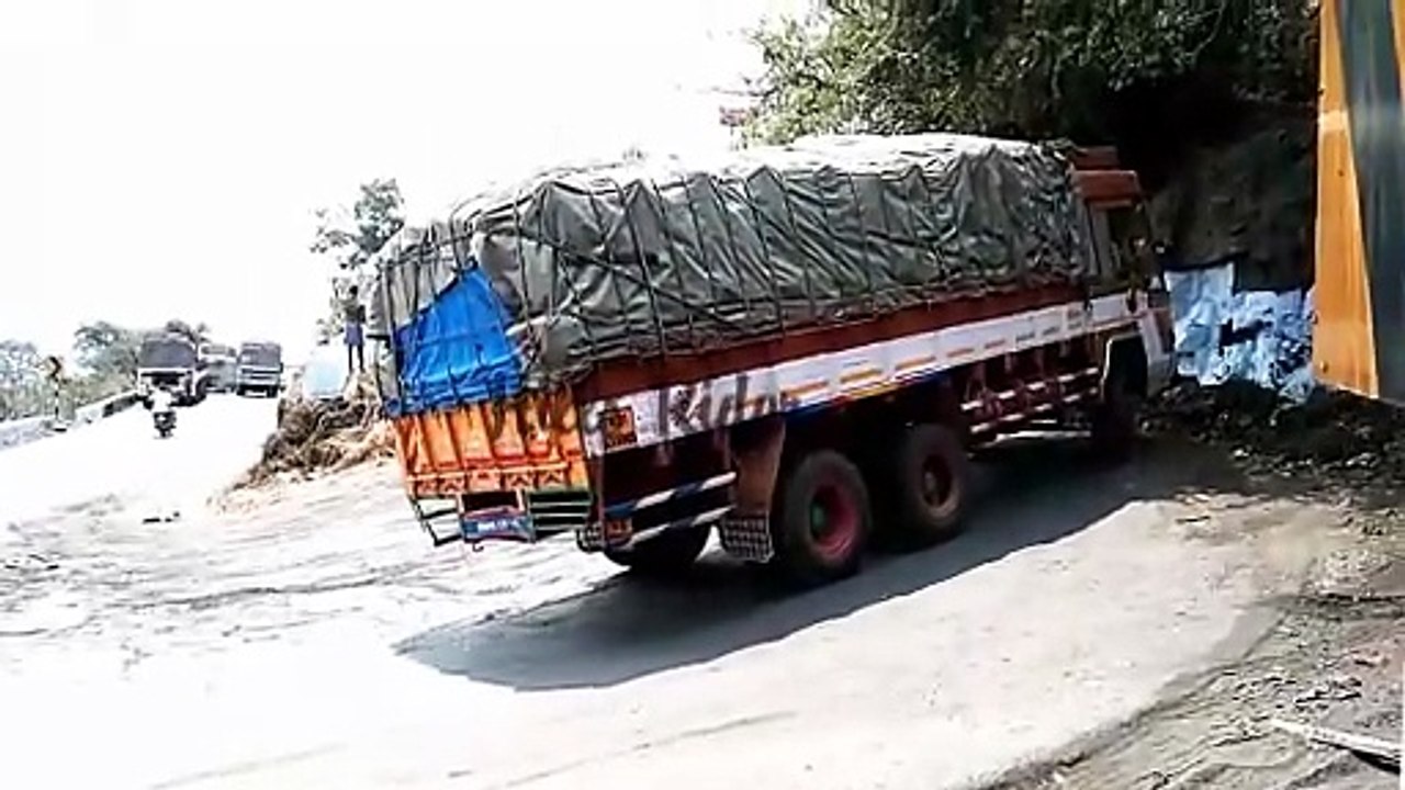 Dhimbam ghat road 10 wheel struggling in hairpin bend Brave driver
