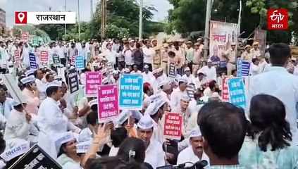 निकाय और पंचायत चुनाव नहीं कराने से नाराज कांग्रेस का राजभवन कूच, पुलिस ने रोका तो सड़क पर ही बैठे