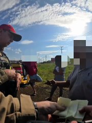 Policiais rodoviários prendem caminhoneiro por corrupção; ação foi registrada em vídeo