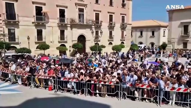 Pippo Baudo, Militello: piazza gremita in attesa del funerale