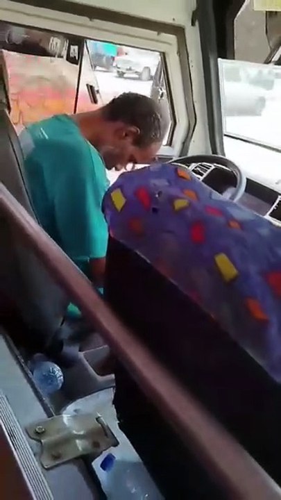 سواق ميكروباص ضا:رب شا:بو في وضح النهار