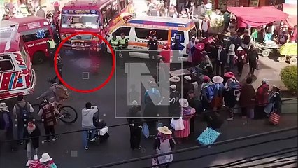 “Se escuchó un golpe fuerte”: Una mujer falleció tras ser atropellada por un micro (Video)