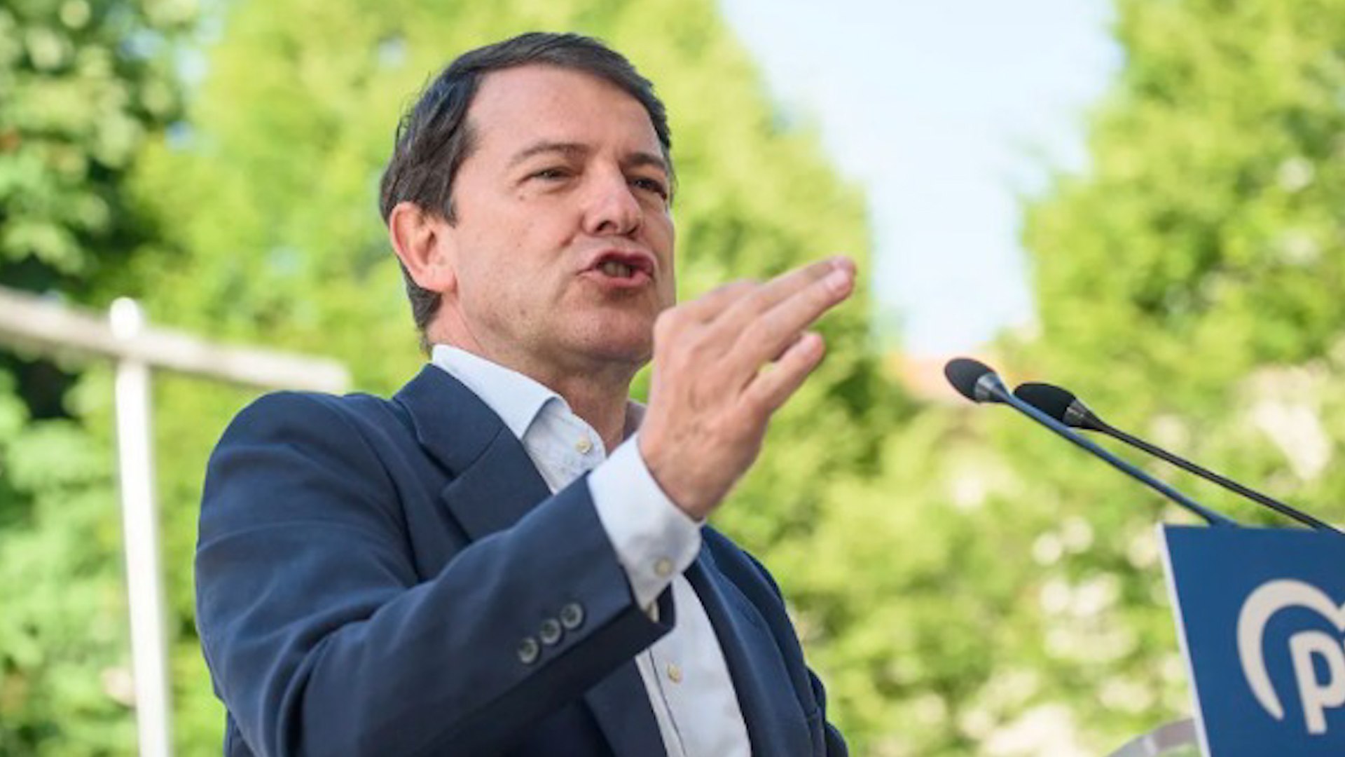 Ma�ueco ha comunicado en una rueda de prensa que la Junta de Castilla y Le�n ha aprobado 45 medidas compensatorias para hacer frente a los estragos de los devastadores incendios que han asolado la regi�n estos �ltimos d�as. 500 euros por familia evacuada y 5.500 por empresas afectadas. Las ayudas podr�n solicitarse a partir del viernes