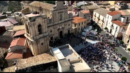 I funerali di Pippo Baudo a Militello, migliaia per l'ultimo saluto