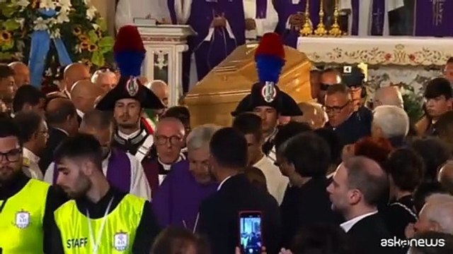 Il feretro di Pippo Baudo esce fra gli applausi dalla chiesa