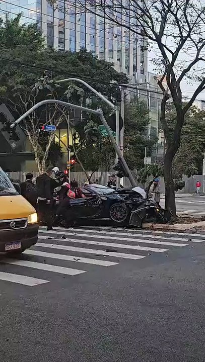 Gato Preto e Bia Miranda se envolvem em acidente após Porsche bater em poste