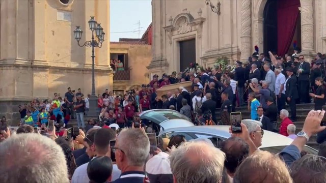 Militello saluta il feretro di Baudo con cori e applausi