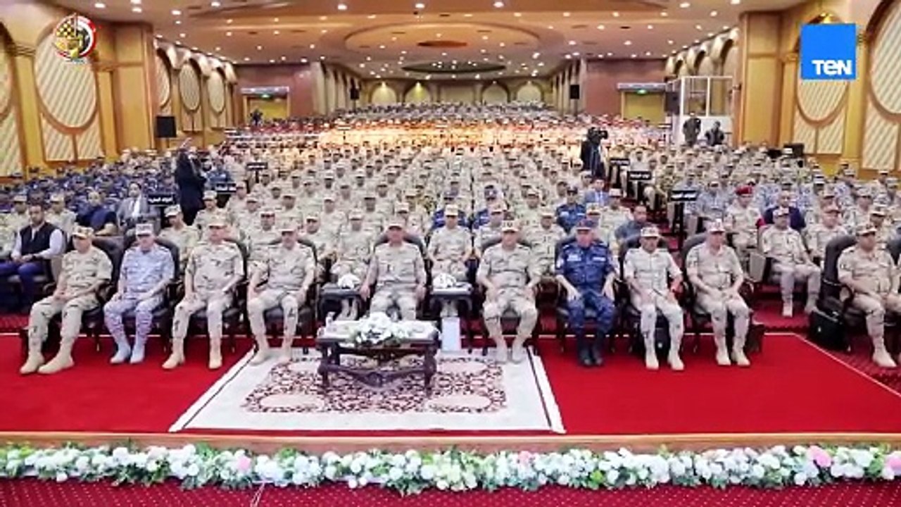 وزير الدفاع والإنتاج الحربى يلتقى بعدد من مقاتلى المنطقة الشمالية العسكرية