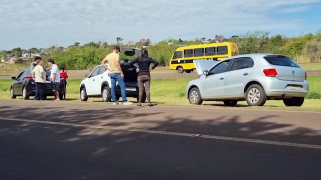 Engavetamento entre três carros é registrado na marginal da BR-277 em Cascavel