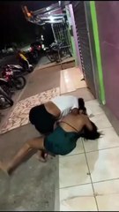 Déjenlas que se monten pi**: mujeres se agarran a golpes y del pelo en plena calle