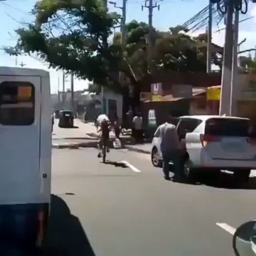 Il fait du vélo sans guidon... risqué