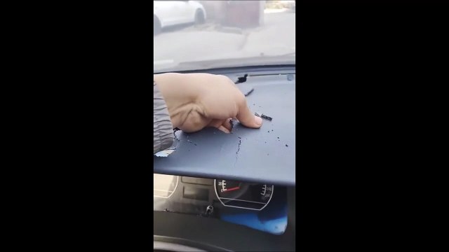 Cette voiture tombe en miettes mais roule encore