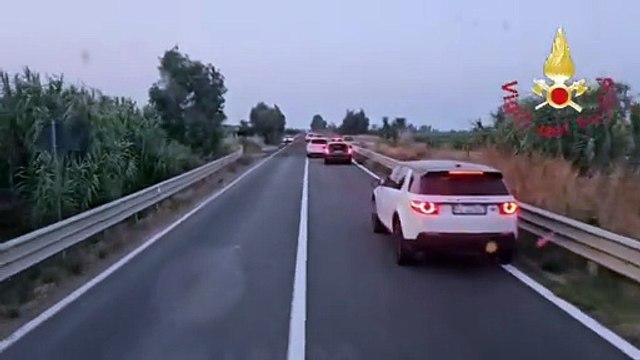 Grave incidente all'uscita Nord di Crotone della statale 106, tre feriti. Illesi due adulti e due bambini