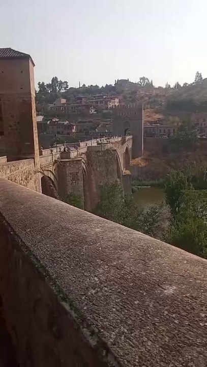 Una tubería rota provoca cascadas en el Puente de San Martín