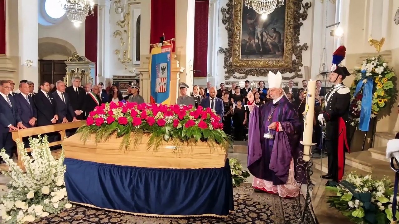 L’ultimo applauso a Pippo Baudo: Militello gremita per i funerali del conduttore