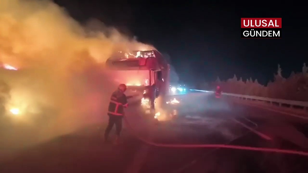 Şanlıurfa-Gaziantep otoyolunda saman yüklü kamyon alev alev yandı
