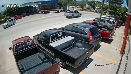 Graban accidente provocado por patrulla de la Policía contra camioneta en Copán