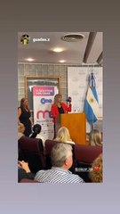 Lea Zalazar recibiendo el reconocimiento de la CAME en el Senado de la Nación
