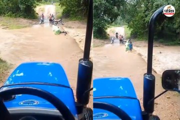 उफनते नाले में युवक की बाइक बही